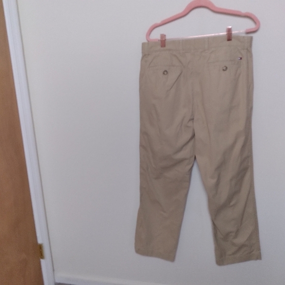 Tommy Hilfiger Men's Classic Fit Beige Khakis Size 34 x 30 - Picture 2 of 10